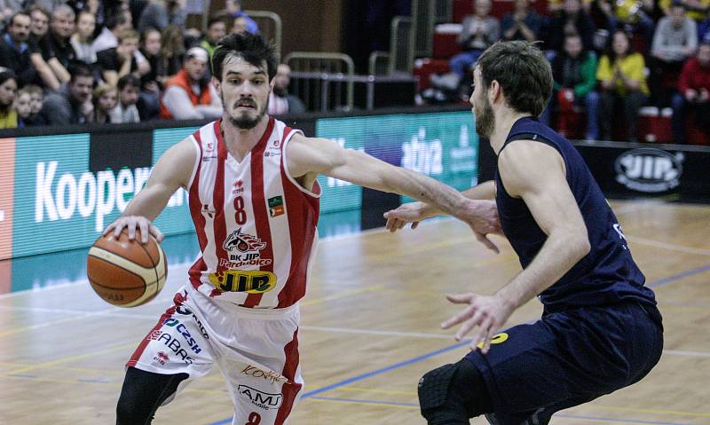 Basketbalové utkání Kooperativy NBL mezi BK JIP Pardubice (v bíločerném) a BK Opava (v modrém) v pardubické hale na Dašické.