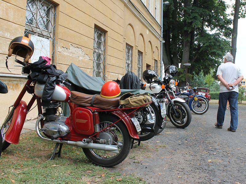 Nablýskané historické motocykly a automobily zdobily v sobotu prostranství zámku v Neplachovicích. Konala se zde již devátá Cisarská veterán rallye.