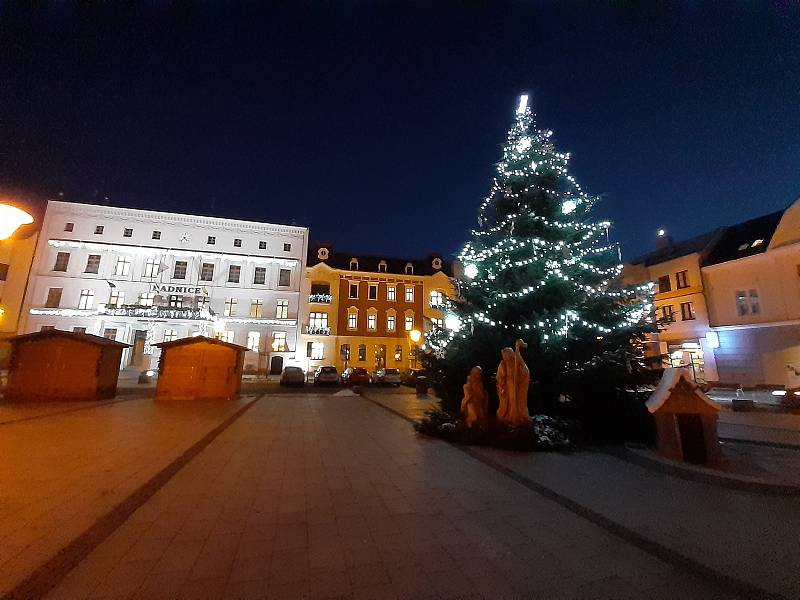 Vánoční výzdoba na hlučínském Mírovém náměstí. Prosinec 2021, Hlučín.