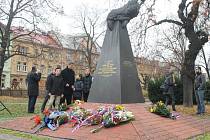 Opavané v úterý dopoledne přišli uctít památku obětem totalitních režimů. Kde jinde než k památníku na náměstí Slezského odboje, který je specifický torzem dračího pařátu.