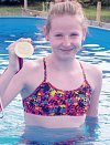 Zuzana Volovecká se zlatou medailí, kterou vybojovala v  ústeckém bazénu.