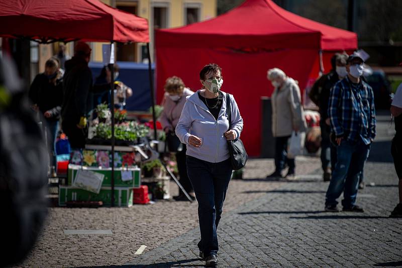 Farmářské trhy na Dolním náměstí v Opavě, 22. dubna 2020.