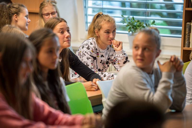 Studenti Základní škola Englišova při sledování zápasu (osmifinále, skupina K) Řecko - Česko 84:77 v basketbalu, 9. zaří 2019 v Opavě.