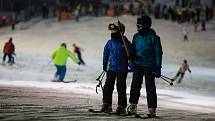 Po třiceti až čtyřiceticentimetrové pokrývce se během víkendu mohli prohánět lyžaři ve Skieareálu Vaňkův kopec, který se rozléhá na hranici opavského a ostravského okresu. 