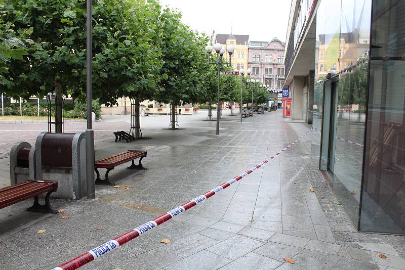 Manévry v Opavě: Horní náměstí bylo kvůli nálezu kufru zavřeno.