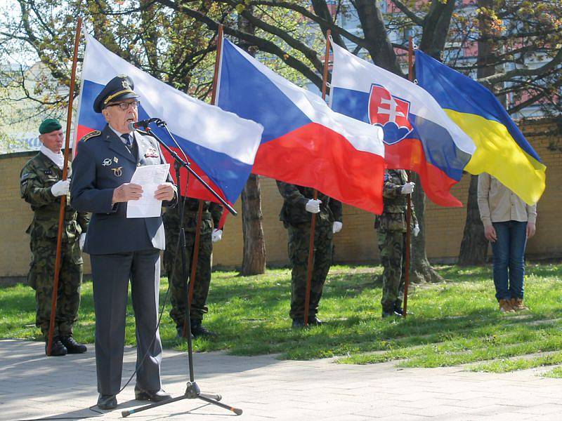 Plukovník ve výslužbě Miloslav Neuberg vzpomínal na průběh osvobozovacích bojů v Opavě a okolí.
