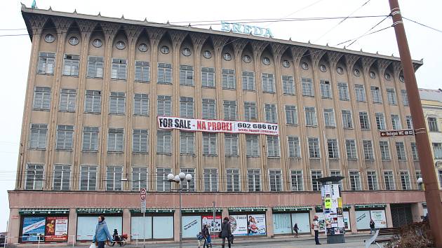 Kolem úterního poledne byl Obchodní dům Breda opatřen plachtou vybízející potenciální zájemce ke koupi. Foto: Deník / Petr Dušek