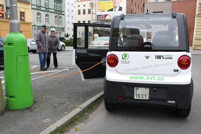 Šéfredaktor Opavského a Hlučínského Deníku Roman Brhel v minulém týdnu intenzivně testoval elektromobil VXT eCHOICE, který naší redakci zapůjčil známý opavský konstruktér Pavel Brída.