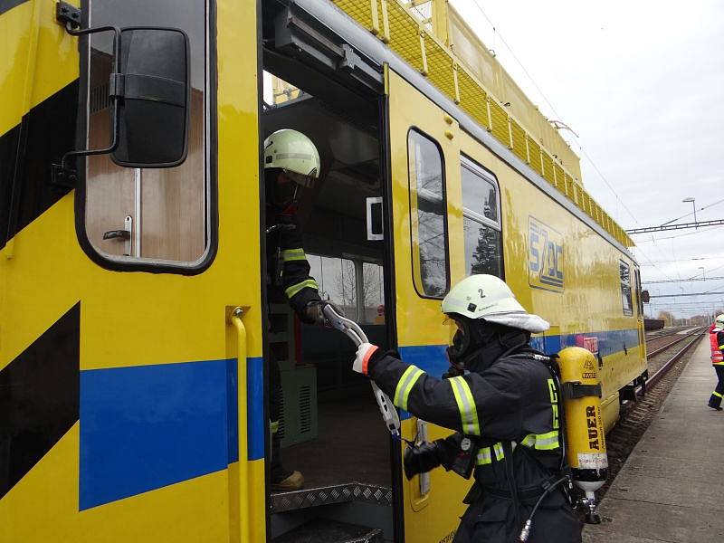 Pět jednotek hasičů, policie a zdravotnická záchranná služba se zapojily do úterního cvičení s požárem elektrické lokomotivy u železniční stanice Háj ve Slezsku.