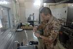 Kapitánovi L. T. se díky důsledným hygienickým kontrolám podařilo zlepšit zdravotní podmínky vojáků v Mali.