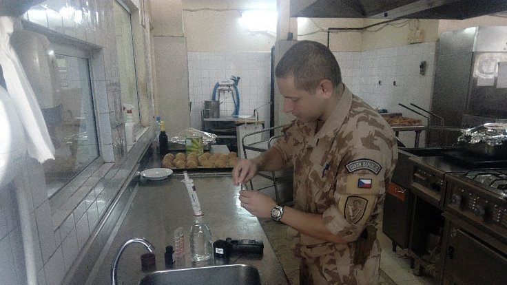 Kapitánovi L. T. se díky důsledným hygienickým kontrolám podařilo zlepšit zdravotní podmínky vojáků v Mali.