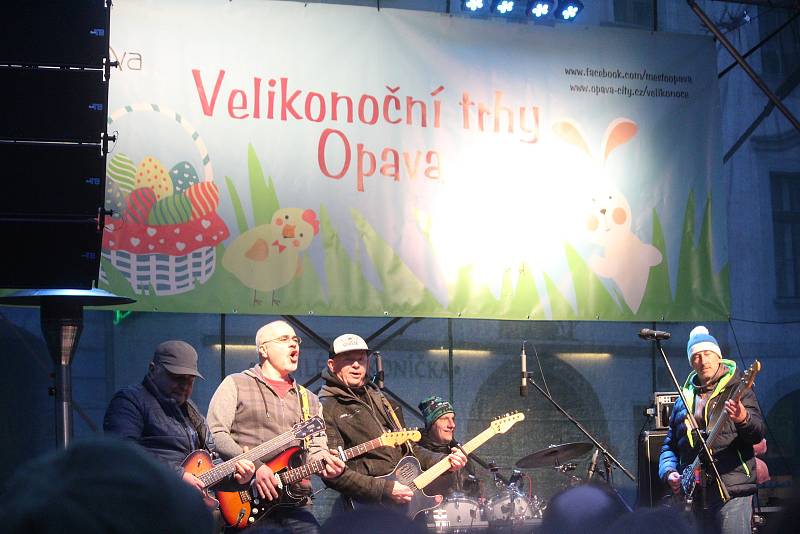 Koncert Mňágy a Žďorp na Dolním náměstí v Opavě se povedl na jedničku.