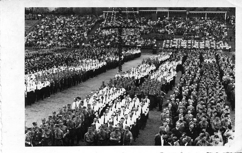 Fotografie ze slavnosti na stadionu v Opavě 1. května 1939.