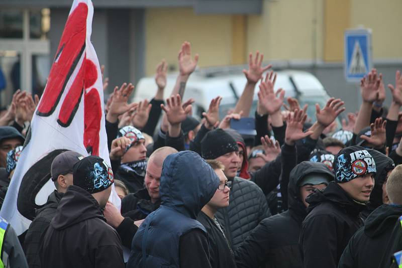 Policisté museli řešit výtržnosti před stadionem během zápasu Opavy s Baníkem.