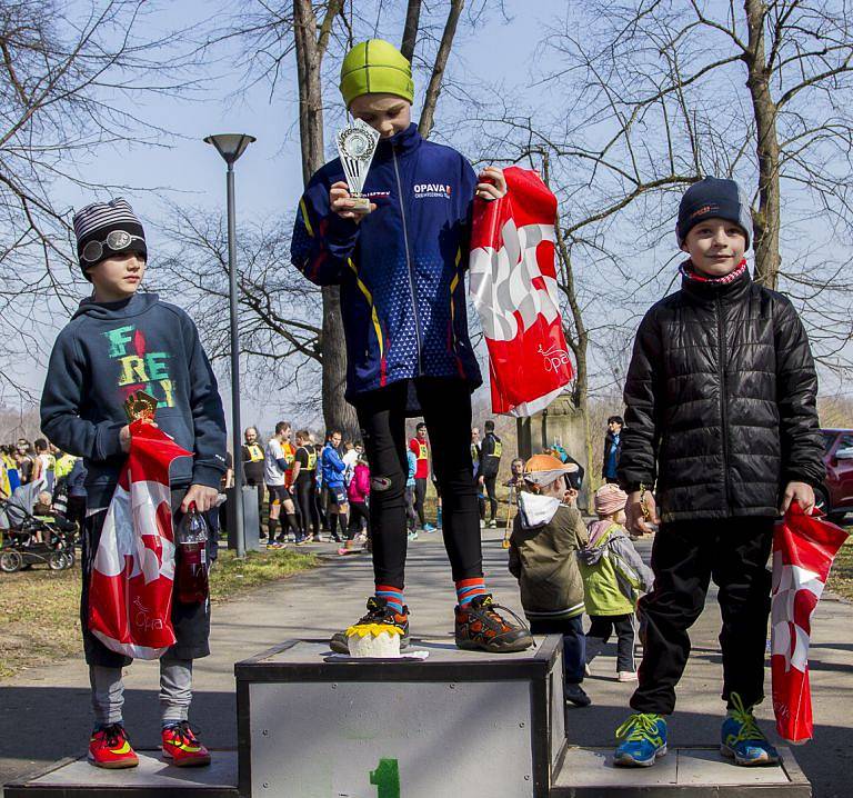 Městské sady patřily běžcům. Celkem 167 závodníků všech věkových kategorií se představilo na startu běžeckého závodu Vyběhneme za sluníčkem s opavským Nissanem.