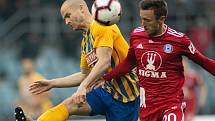 Opava - Zápas fotbalové FORTUNA:LIGY mezi SFC Opava a SK Sigma Olomouc 13. dubna 2019. Jan Schaffartzik (SFC Opava), Šimon Falta (SK Sigma Olomouc).