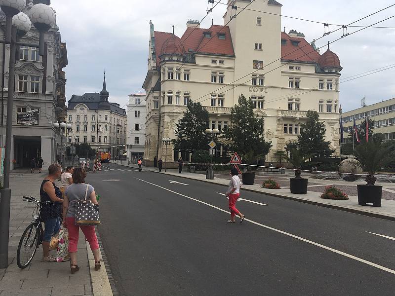 Horní náměstí v Opavě bylo uzavřeno kvůli nálezu neznámého předmětu.