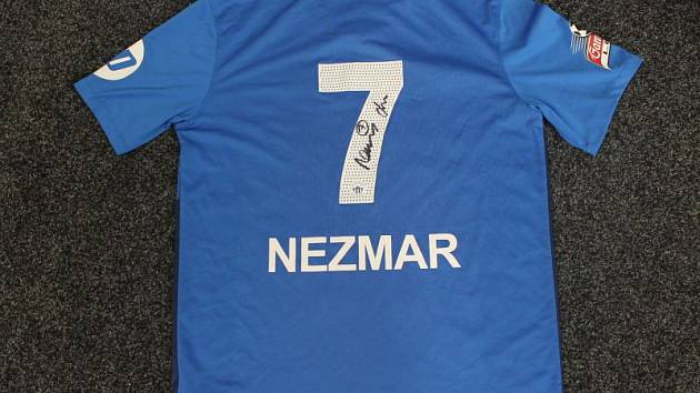 Velmi cennou relikvii dodal liberecký Jan Nezmar. Odchovanec hlavnické kopané věnoval svůj dres s číslem 7, ve kterém nastoupil v posledním ligovém zápase proti Plzni.