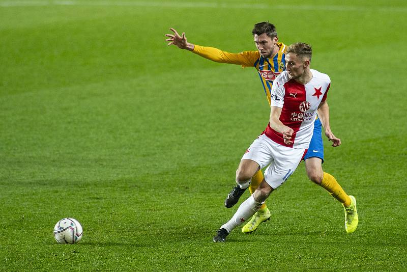 Zápas fotbalové FORTUNA:LIGY mezi SK Slavia Praha a SFC Opava 21. března 2021. Jiří Kulhánek (SFC Opava), Jan Kuchta (SK Slavia Praha).