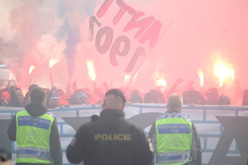 Policisté v Opavě dohlíželi na dav fanoušků Baníku, který měl více než tisíc lidí.