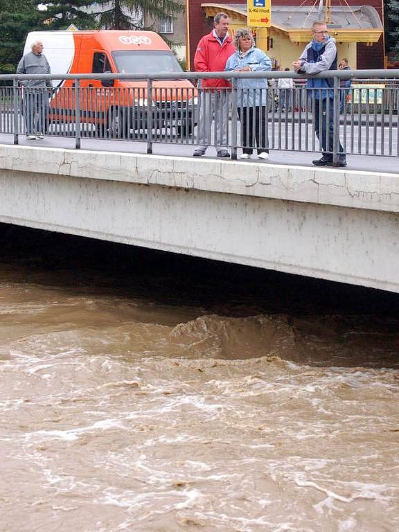 Rozbouřená řeka Opava sahala téměř k mostu.