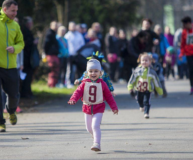 Městské sady patřily běžcům. Celkem 167 závodníků všech věkových kategorií se představilo na startu běžeckého závodu Vyběhneme za sluníčkem s opavským Nissanem.