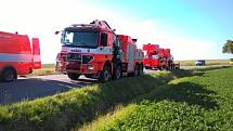 Čtyři jednotky hasičů zasahovaly ve čtvrtek odpoledne v Hradci nad Moravicí-Jakubčovicích u nehody nákladního automobilu Iveco, naloženého štěrkem.