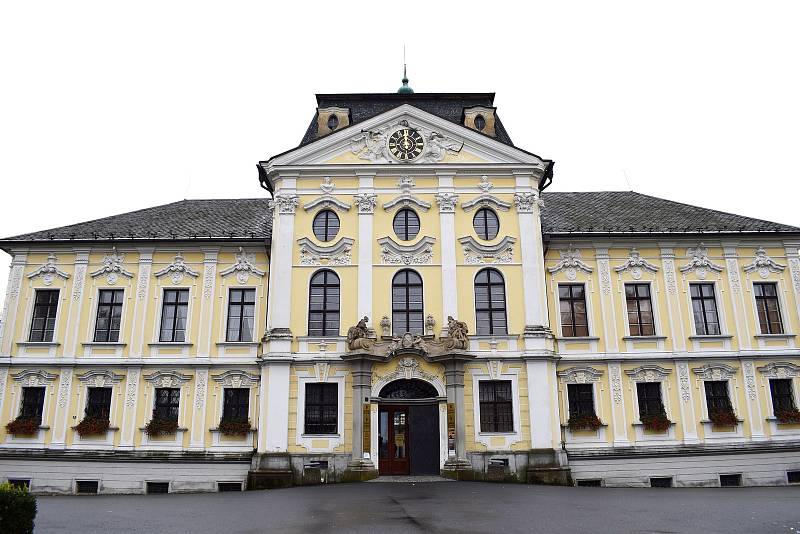 Hodiny na kravařském zámku už se roztikaly