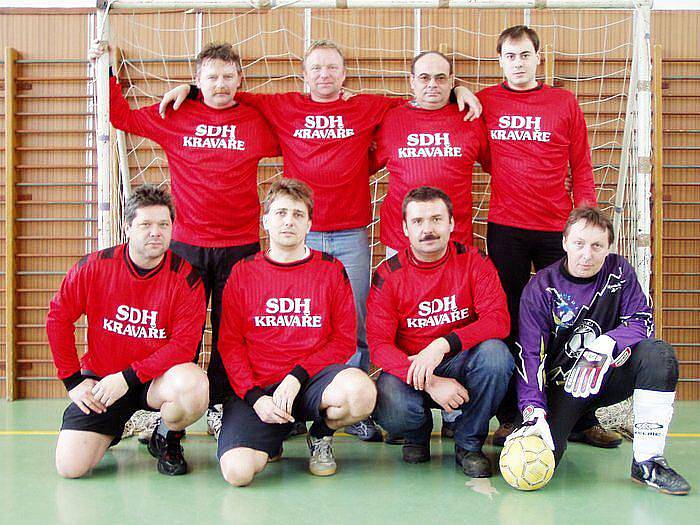 Fotbalové družstvo SDH Kravaře v roce 2006. 