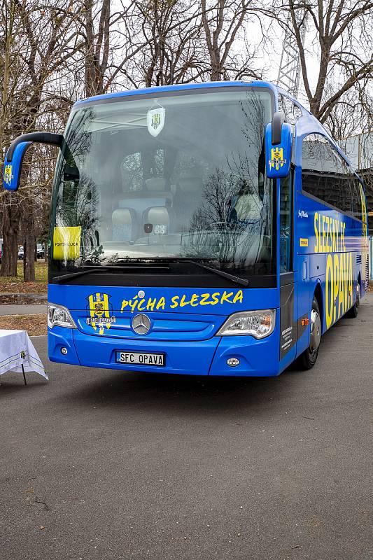 Slavnostní křest nového autobusu.