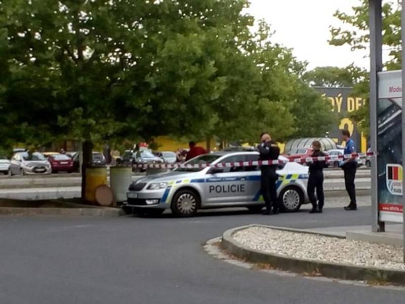 Zásah policie a hasičů u sudů s podezřelým obsahem.