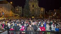 S úderem šesté hodiny se první koleda Nesem vám noviny začala zpívat také na Dolním náměstí v Opavě. Nemohl ji uvést nikdo jiný než známý sbormistr z Nového Dvora Karel Kostera, jenž na pódiu vedl členy stěbořického a také opavského sboru. 