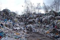 Halda plastu v Bruntále podle odhadů představuje 2500 tun odpadu. Majitel nelegální skládky firma R a V Kov s.r.o. neuposlechla výzvu k odstranění a dostala další pokutu, tentokrát 300 tisíc korun.