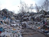 Halda plastu v Bruntále podle odhadů představuje 2500 tun odpadu. Majitel nelegální skládky firma R a V Kov s.r.o. neuposlechla výzvu k odstranění a dostala další pokutu, tentokrát 300 tisíc korun.