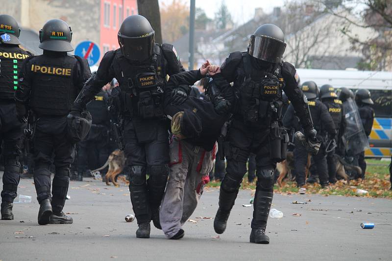 Policisté v Opavě dohlíželi na dav fanoušků Baníku, který měl více než tisíc lidí.