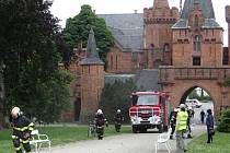Ve čtvrtek se na zámek v Hradci nad Moravicí sjelo celkem sedm českých a tři polské jednotky hasičů, aby se zúčastnily velkého mezinárodního taktického cvičení, v jehož rámci byl simulován požár tzv. Bílého zámku.