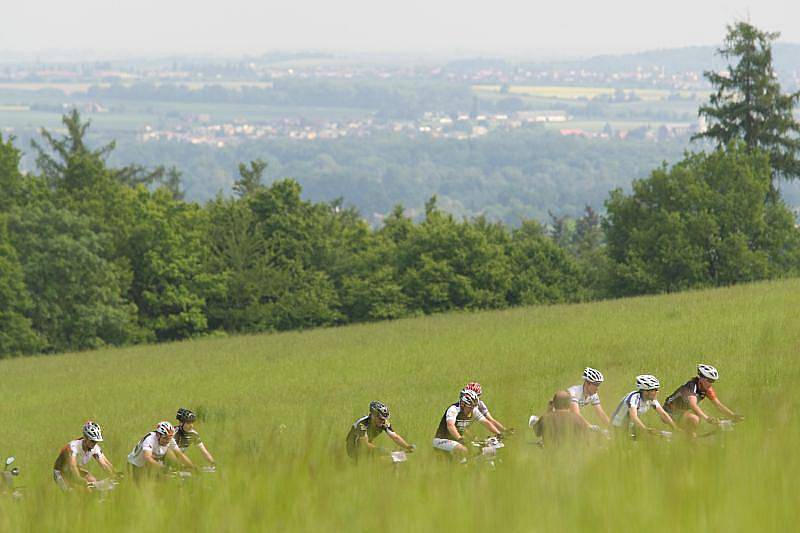 Náročnou trať Silesia Merida Bike Marathonu v sobotu zdolávala skoro tisícovka cyklistických nadšenců. Závody na 55 a devadesát kilometrů odstartovaly jako každý rok z opavského Horního náměstí a pokračovaly vlnitým terénem Přírodního parku Moravice.