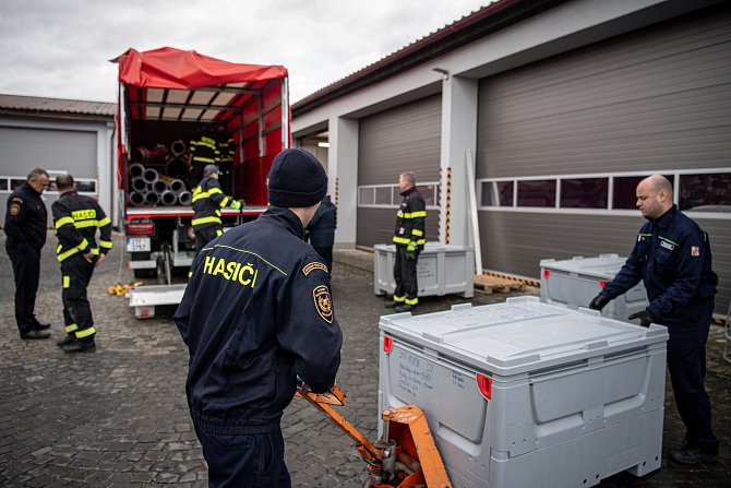 Čeští hasiči posílají Francii pomoc v souvislosti s povodněmi, 3. ledna 2024, Hlučín. Nakládání a odjezd.