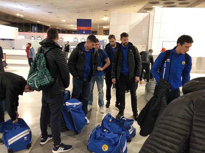 Opavští basketbalisté na letišti v Paříži.