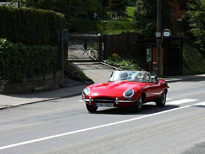 Jaguar E-Type. K vidění bylo také auto, které je považováno z vůbec nejkrásnější.