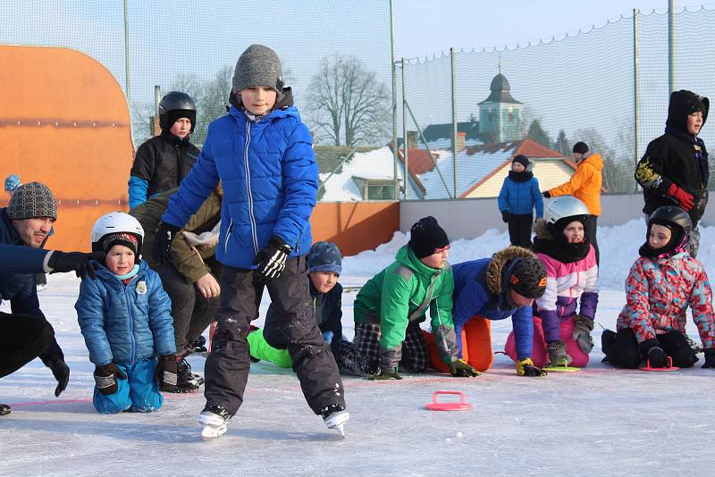 Po hokejovém open air zápasu ve Větřkovicích následoval curling.