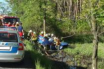 Mladý řidič havaroval v neděli 19. května před osmou hodinou ranní na silnici poblíž obce Bratříkovice, na hlavním tahu z Velkých Heraltic na Jakartovice.