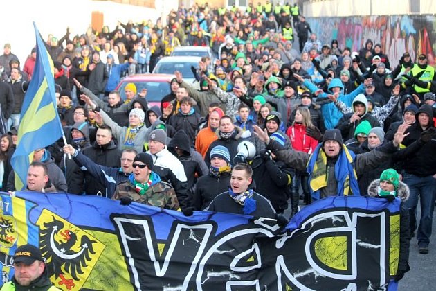 Přibližně 350 fanoušků Slezského FC se zúčastnilo sobotního pochodu Opavou, jehož cílem bylo poukázat na nepříznivou situaci v klubu a uctít památku tragicky zahynulých fandů Lechie Gdaňsk.