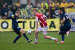 Pardubice - Zápas Fortuna národní ligy FK Pardubice - SFC Opava 8. dubna 2018. Nemanja Kuzmanovič - o, Michal Petráň - p, Jan Žídek - o.