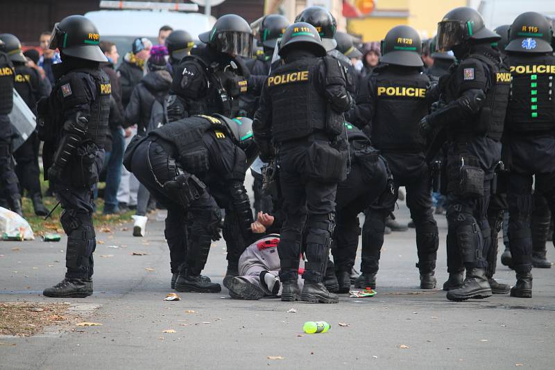 Policisté v Opavě dohlíželi na dav fanoušků Baníku, který měl více než tisíc lidí.