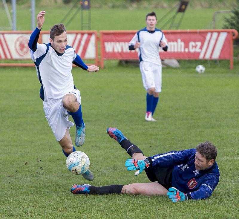 Malé Hoštice - Jakartovice 4:1 (Ondřej Šafarčík dělá kličku Davidu Bartákovi a střílí první branku)