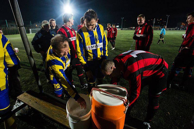 Vánoční exhibice Slezského FC se letos uskutečnila již před Štědrým dnem. Na umělce v Opavě-Kylešovicích předvedli své umění osobnosti nejen ze slavné éry opavského Kaučuku. V utkání nakonec rozdílem dvou branek zvítězil tým žluto-modrých.