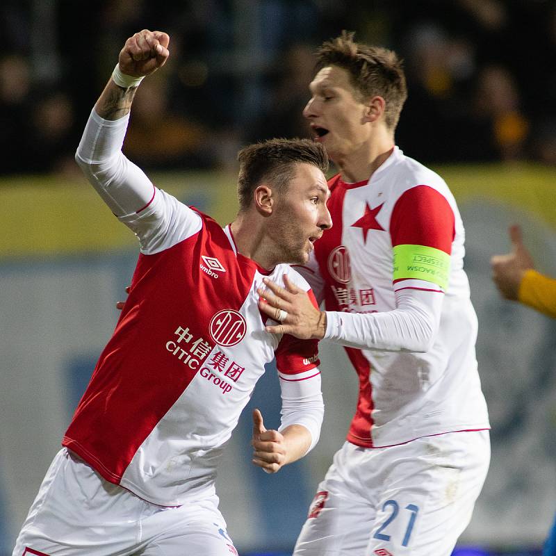 Opava - Zápas 17. kola FORTUNA:LIGY mezi SFC Opava a SK Slavia Praha 3. prosince 2018 na Městském stadionu v Opavě. Jaromír Zmrhal (SK Slavia Praha), Milan Škoda (SK Slavia Praha).