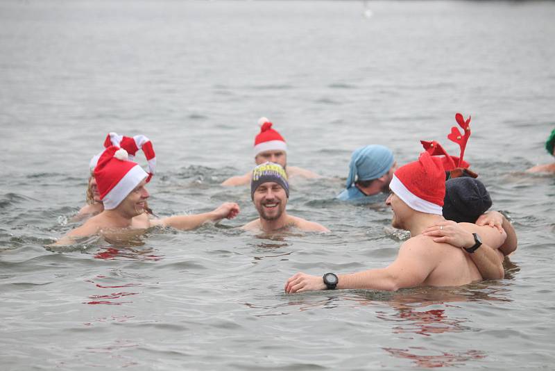 Na Štědrý den před polednem se na Stříbrném jezeře v Opavě uskutečnil už devátý ročník otužilecké akce s názvem Opavský rampouch.