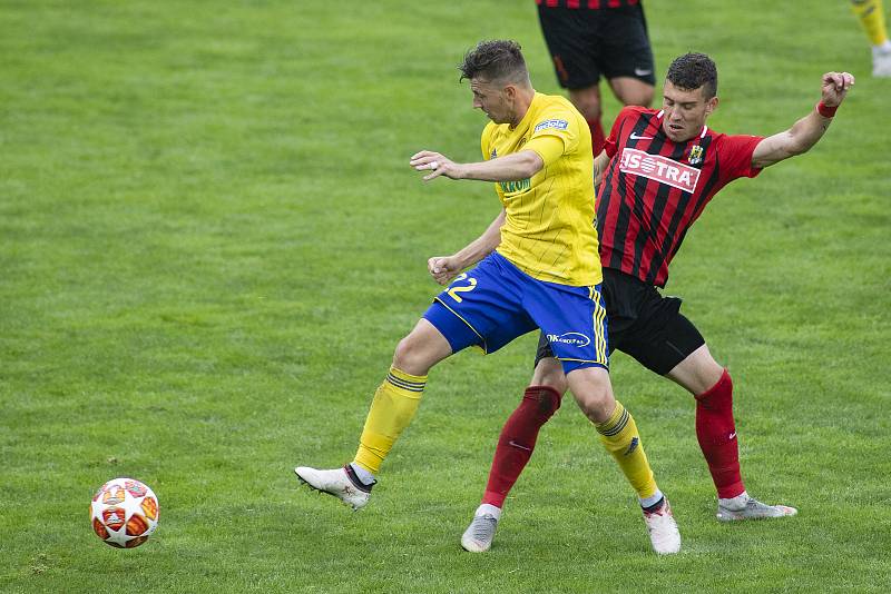 Zlín - Zápas skupiny o záchranu FORTUNA:LIGY mezi FC Fastav Zlín a SFC Opava. Lukáš Bartošák (FC Fastav Zlín), Bojan Dordič (SFC Opava).